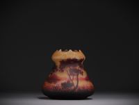 DAUM Nancy - Vase en verre multicouche dégagé à l'acide à décor de lac, signé dans le décor.