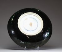 Chine - Plat en porcelaine polychrome émaillée noir et vert à décor de Dragon, époque Kangxi, marque au double cercle sous la pièce.  Important plat en porcelaine à fond noir, décoré en émaux polychro