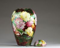 Camille FAURÉ (1874-1956) - Vase couvert Art Déco en cuivre émaillé à décors d’anémones multicolores, signé C. Fauré, Limoges, France.