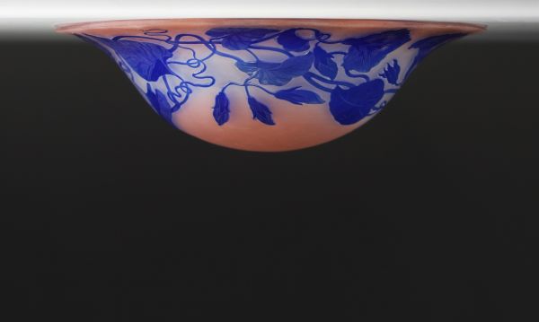 Émile GALLÉ (1846-1904) - Acid-etched multi-layered glass ceiling light decorated with blue bindweed flowers on a pink background, bronze frame, signed.