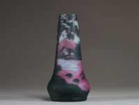 DE VEZ - Camille TRUTIE DE VARREUX (1872-1942) Vase en verre multicouche dégagé à l'acide à décor d'un bateau à l'embarcadère, signé.