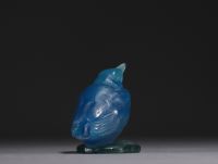 Amalric WALTER (1870-1959) Oiseau en pate de verre bleue, signé sur le bord de la base.
