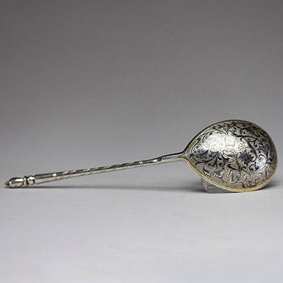 Russie - Cuillère à caviar en argent niellé, poinçon russe 84 et poinçon de Moscou, 1852.