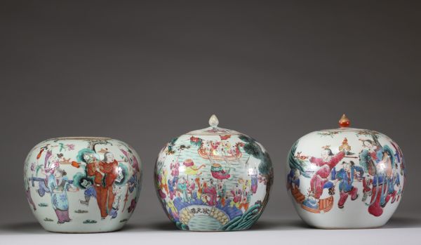 Chine, XIXe siècle — Lot de trois vases couverts en porcelaine de la famille rose, décor aux personnages et aux cent enfants