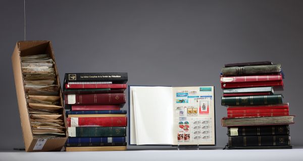 Ensemble de 30 albums et une série de timbres en vrac regroupant la Chine, l'Orient, la France ainsi que des timbres du monde.
