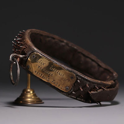 Rare collier de chien en cuir, clous en acier, plaquette nominative en laiton, XIXe siècle.