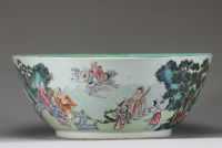CHINE – Important bassin en porcelaine émaillée polychrome de la famille rose à décor de lettrés et immortels. Marque et époque Qianlong (1736–1795)