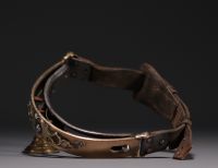 Rare collier de chien en cuir, avec système d'étranglement en bronze et clous en acier, XIXème.