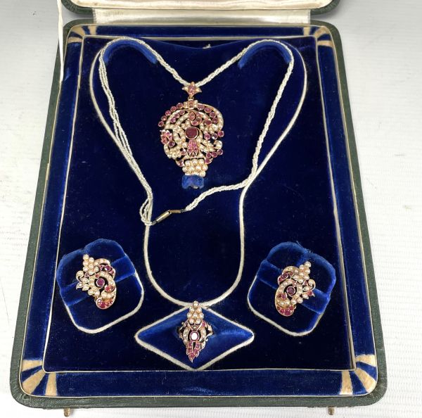 Inde - Parure en or 9K, perles et rubis (bague, boucles d'oreilles et collier).