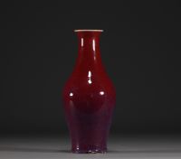 Chine - Vase en porcelaine à glaçure sang de boeuf flamé.