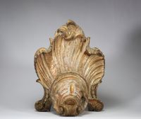 Élément d’ornement liturgique en bois sculpté, doré et polychromé, probablement Italie ou Espagne, XVIIIe siècle Bois sculpté en fort relief, traces de dorure et de polychromie, décor à tête du Christ en médaillon, encadrement chantourné.