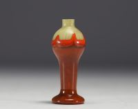 Petit vase Art Nouveau en verre multicouche dans le goût de Charder, non signé.