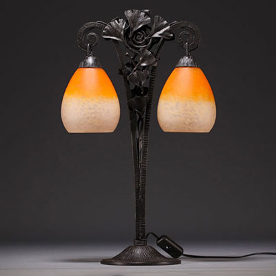 Charles SCHNEIDER (1881-1953) - Lampe de table en verre nuancé, pied en fer forgé à décor de Ginkgo biloba.