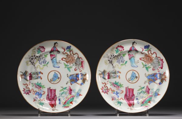 Chine - Paire d'assiettes famille rose à décor de personnages Wu Shuang Pu.