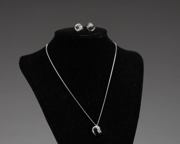Gianni BULGARI - Pendentif et boucles d'oreilles en or blanc 18k modèle Enigma.