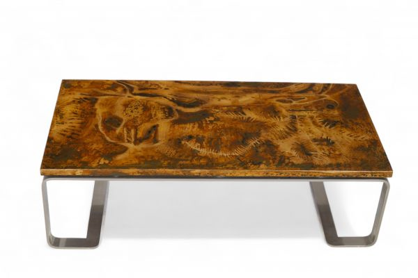 Table basse, vers 1970 Travail attribué à Ado Chale Structure en métal chromé à piètement en double console, plateau rectangulaire en résine à décor incrusté de motif abstrait évoquant une composition