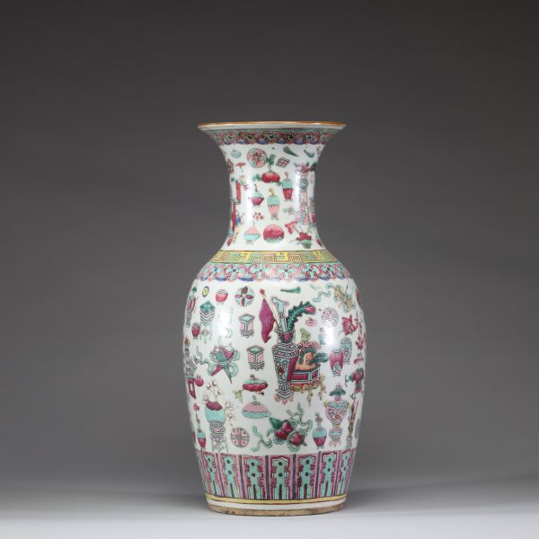 Chine, fin XIXe siècle — Vase en porcelaine de la famille rose à décor des 
