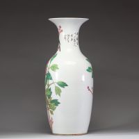 CHINE — Grand vase balustre en porcelaine polychrome à décor de pivoines et d'oiseaux, inscription calligraphiée, période fin XIXe-début XXe siècle
