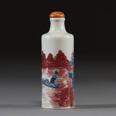 Chine - Tabatière en porcelaine polychrome bleu et rouge de fer à décor d'un pêcheur sur un lac, dynastie Qing.