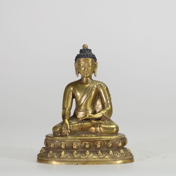 STATUETTE DE BOUDDHA SHAKYAMUNI EN BRONZE DORÉ Tibet, XIXe siècle Bronze doré, ciselé, laque noire.