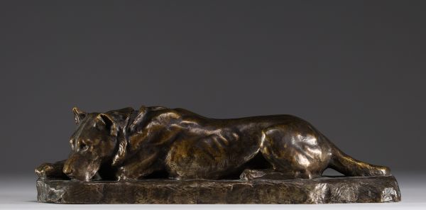 Georges Lucien GUYOT (1885-1973) - ‘Dog at rest’ Bronze with shaded brown patina, signed.