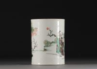 Chine - Pot à pinceaux en porcelaine famille verte à décor de personnages et paysages, Kangxi.
