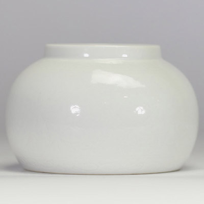 Chine, petit vase en porcelaine monochrome blanc à décor incisé de pivoines et rinceaux, dynastie Qing, probablement époque Guangxu (1875–1908).
