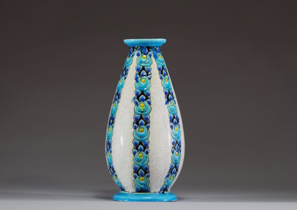 Charles CATTEAU (1880-1966) Kéramis - Vase Art Déco émaillé à décor de guirlandes de fleurs, vers 1930.