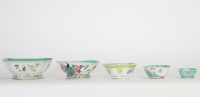 Lot de sept récipients en porcelaine de Chine famille rose à décor polychrome de fleurs, oiseaux et papillons, XIXe siècle.