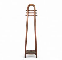 Porte-plante en bois courbé, modèle attribué à J. & J. Kohn, vers 1910 Rare porte-plante en hêtre courbé, attribué à la manufacture autrichienne J. & J. Kohn, actif au tournant du XXe siècle. Ce modèle emblématique du mobilier viennois témoigne de la virtuosité technique du bois cintré, caractéristique des productions Art Nouveau. La silhouette élancée s’articule autour de quatre anneaux superposé