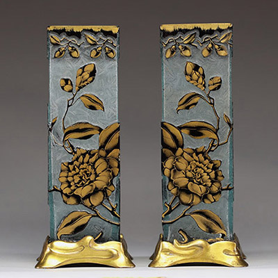Paire de vases Art Nouveau de la cristallerie Baccarat en verre givré dégagé à l'acide à décor de fleurs noires et or sur monture en bronze.