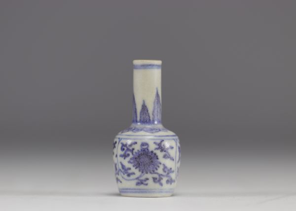 Chine - Vase miniature en porcelaine en blanc et bleu avec la marque Xuande, époque Ming (1368-1644)