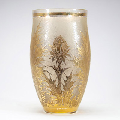 Élégant vase Art Nouveau en verre dégagé à l’acide, orné de chardons dorés – vers 1900