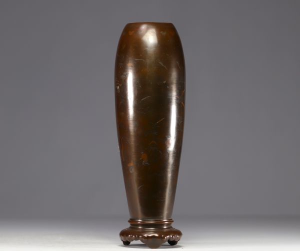 Vietnam - Vase en bronze à décor de personnages et de bambous.