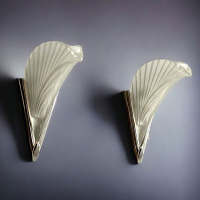Paire d'appliques Art Déco en verre sablé, monture en bronze argenté.