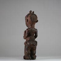 Superbe statuette représentant une maternité Bena Lulua ( bwanga bwa cibola), RD Congo, bois. Grande finesse dans le travail, nombreuses scarifications ornementales classique de l’ethnie. Ces figures étaient des 