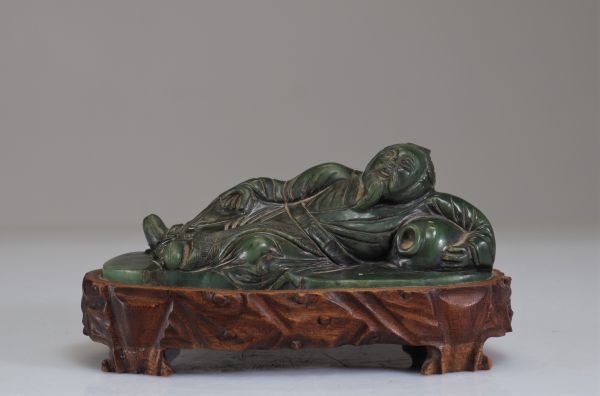 Personnage allongé en jade épinard sculpté d'époque Qing
