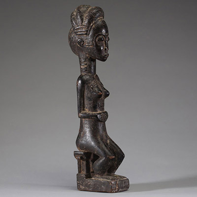 Afrique - Statue d’ancêtre Baoulé en bois sculpté, belle patine sombre, Côte d’Ivoire.