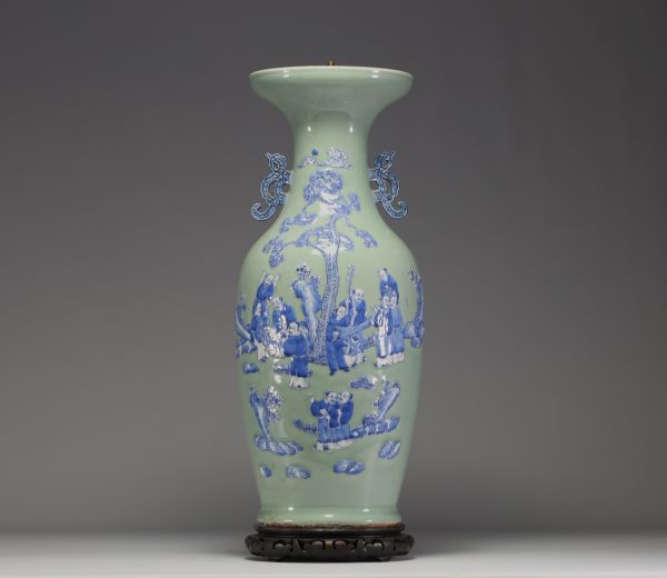 Chine - Grand vase en porcelaine céladon à décor en relief de personnages et chauve souris, XIXème.