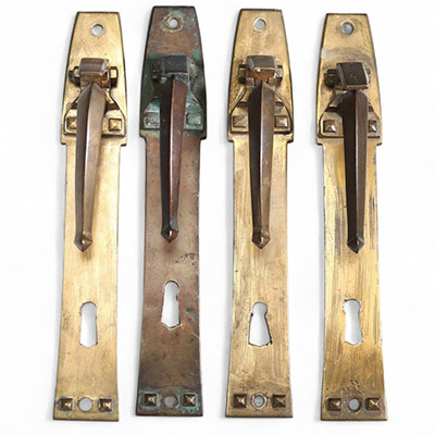 Georges Hobé (1854-1936), suite de quatre poignée à poucier art nouveau en bronze. Une porte la signature « HOBE », c. 1900.