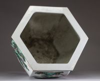Rare et spectaculaire vase en porcelaine de forme hexagonale, décoré en émaux de la famille verte. Chaque pan du corps présente une scène animée mettant en scène des dignitaires, serviteurs et immortels dans un paysage arboré ponctué de pins, rochers et nuées stylisées. Les personnages, finement détaillés, sont représentés à cheval, à pied ou en conversation, dans un esprit narratif typique de la