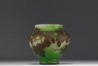 DAUM Nancy - Vase en verre multicouche dégagé à l'acide à décor de groseilles.