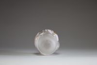 Louis LELOUP (1929) - Vase en cristal clair doublé violet et incrustations de couleurs différentes appliquées à chaud.