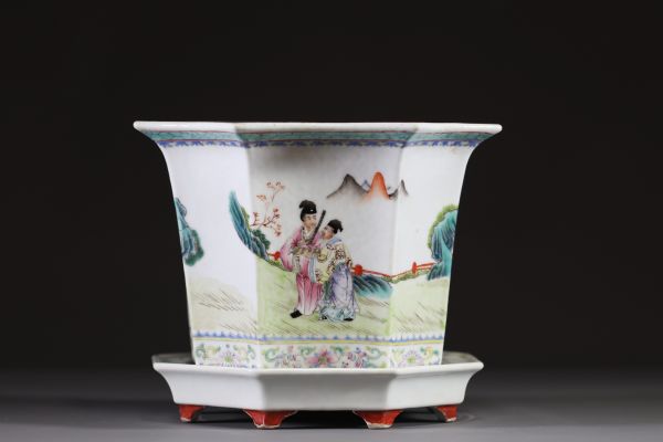 Chine - Jardinière en porcelaine polychrome famille rose à décor de courtisanes, époque République, XXème.