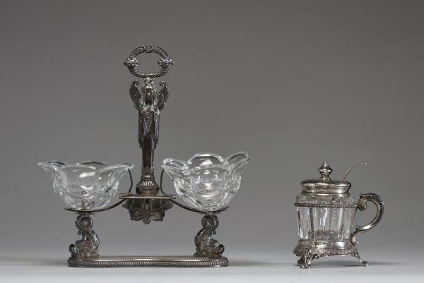 Ensemble composé d'un moutardier et salerons en argent massif de style Empire, XIXème.