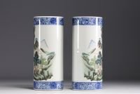 Chine - Paire de vases rouleaux à décor de paysage et poème