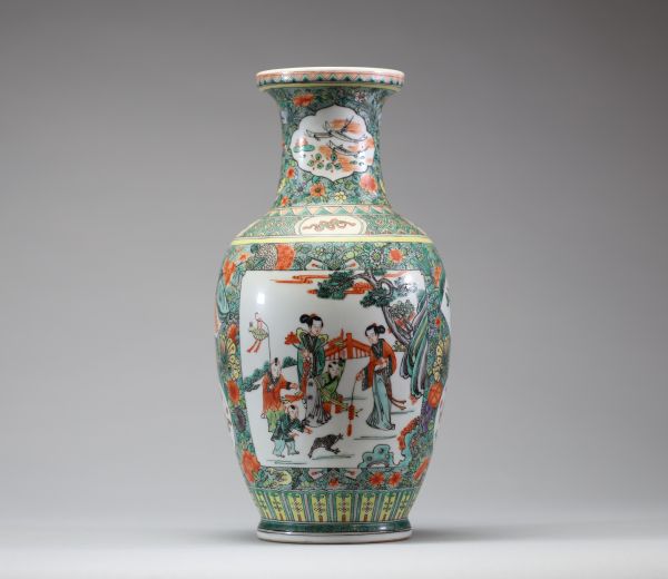 Chine - Vase en porcelaine polychrome famille verte à décor ludique de femmes et d'enfants, marque sous la pièce.