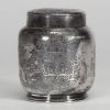 Chine, vers 1900 Pot à thé en argent massif gravé, à décor de paysages animés  Pot à thé de forme balustre en argent massif finement gravé d’un paysage traditionnel chinois, animé de scènes de village, pavillons, montagnes, oiseaux en vol et figures humaines. Le couvercle est orné d’un large chrysanthème stylisé dans un médaillon circulaire. La base est marquée au revers, vraisemblablement d’un or