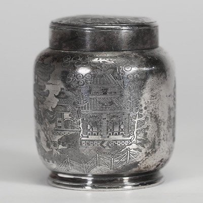 Chine, vers 1900 Pot à thé en argent massif gravé, à décor de paysages animés  Pot à thé de forme balustre en argent massif finement gravé d’un paysage traditionnel chinois, animé de scènes de village, pavillons, montagnes, oiseaux en vol et figures humaines. Le couvercle est orné d’un large chrysanthème stylisé dans un médaillon circulaire. La base est marquée au revers, vraisemblablement d’un or