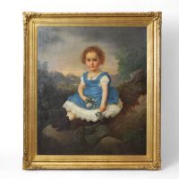 École allemande ou autrichienne, vers 1840–1860 Portrait de jeune fille en robe bleue dans un paysage, grande huile sur toile. Provenance : famille Van Cetto und von Bonin, Reichertshofen (Bavière).  Cette œuvre d’un grand raffinement présente le portrait d’une jeune fille assise sur un rocher, tenant deux petits bouquets de fleurs. Sa robe bleue en satin, bordée de dentelle, est peinte avec une r